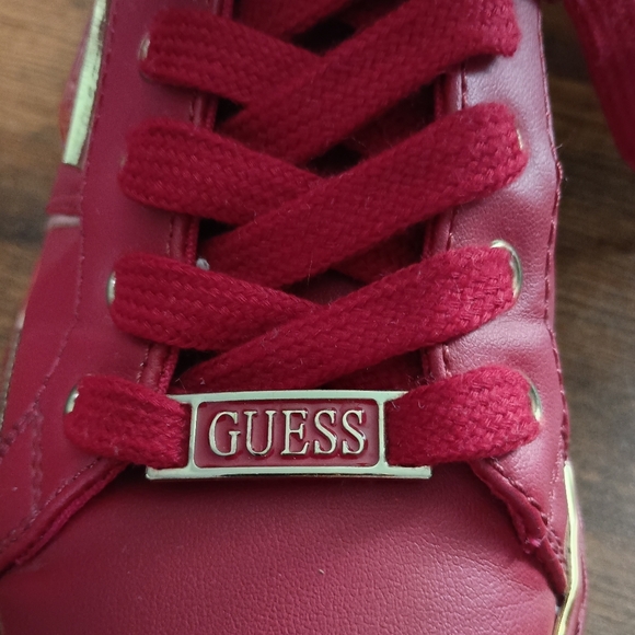 Guess Los Angeles Red Low Top Sneakers Gold Toned Trim Women’s_7 - Picture 14 of 16